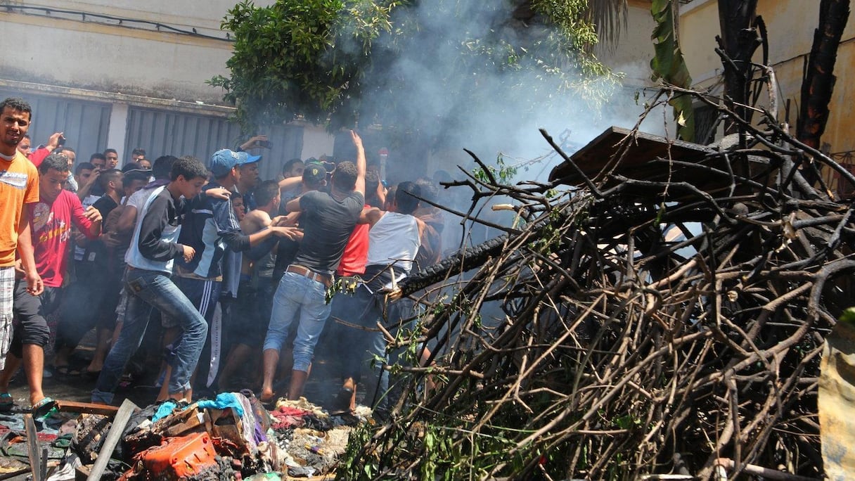 Dans l'après-midi même, les habitants ont organisé une manifestations.
