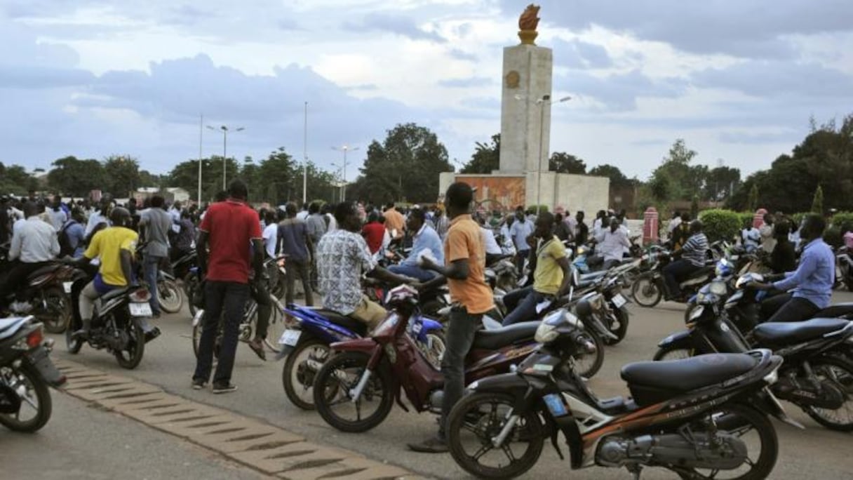 Rassemblement à Ouagadougou, le 16 septembre 2015, après la prise d'otages au palais présidentiel du président intérimaire et de son Premier ministre burkinabè.
