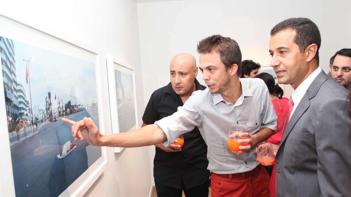 Bien que déployant les multiples espaces urbains de la métropole, les photographies sont empreintes d'une atmosphère onirique, fantasmatique, qui exprime le lien particulier de l'artiste à sa ville, un lien plein d'une poésie dont Hicham Benohoud effectue la lecture avec plaisir.
