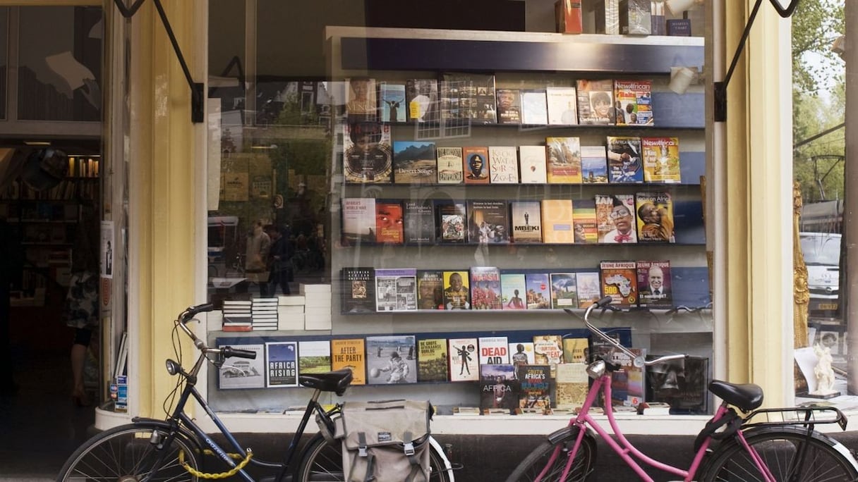 En France, les librairies étant fermées, la remise du prix Goncourt reportée.
