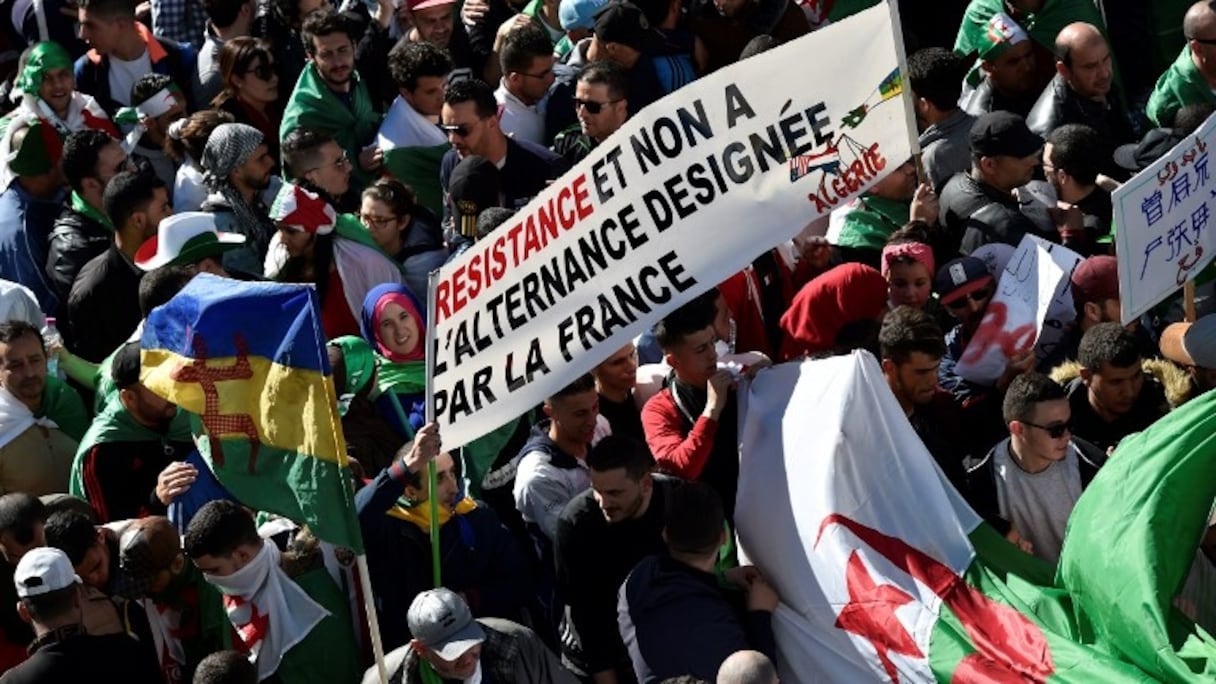 Algérie: une foule immense défile dans le centre d'Alger.
