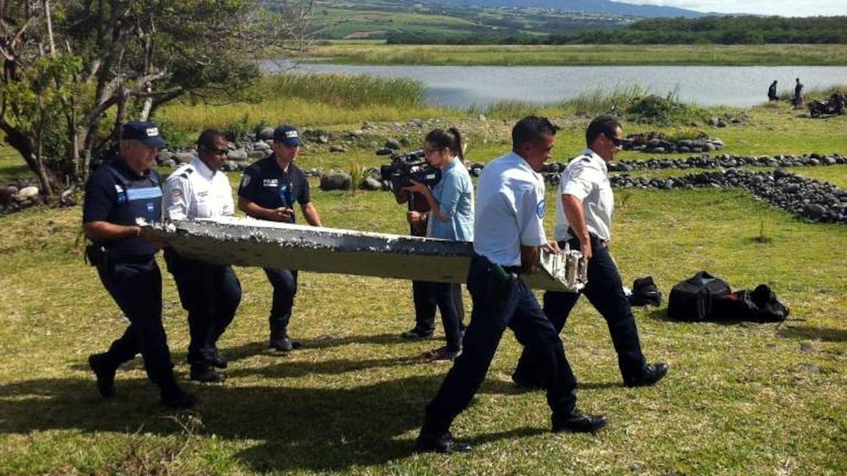 La police porte un débris d'avion non identifié retrouvé sur la côte de Saint-André de la Réunion, le 29 juillet 2015.
