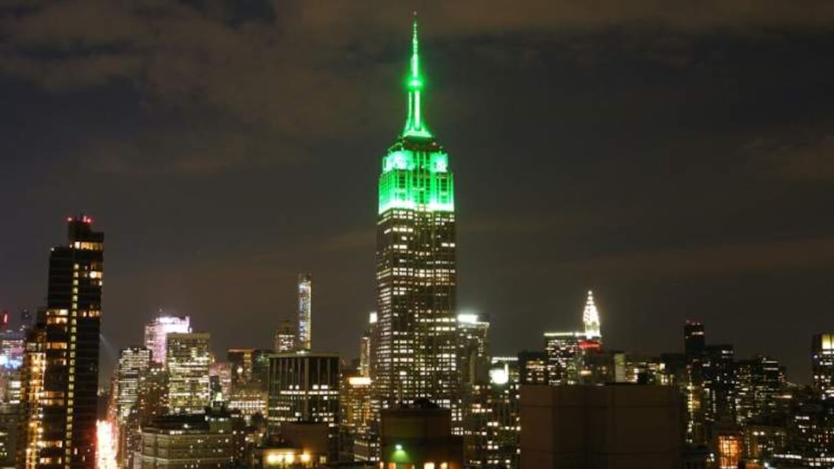 L'Empire State Building s'illumine de vert pour marquer la fin du mois du Ramadan, le 17 juillet 2015 à New York.
