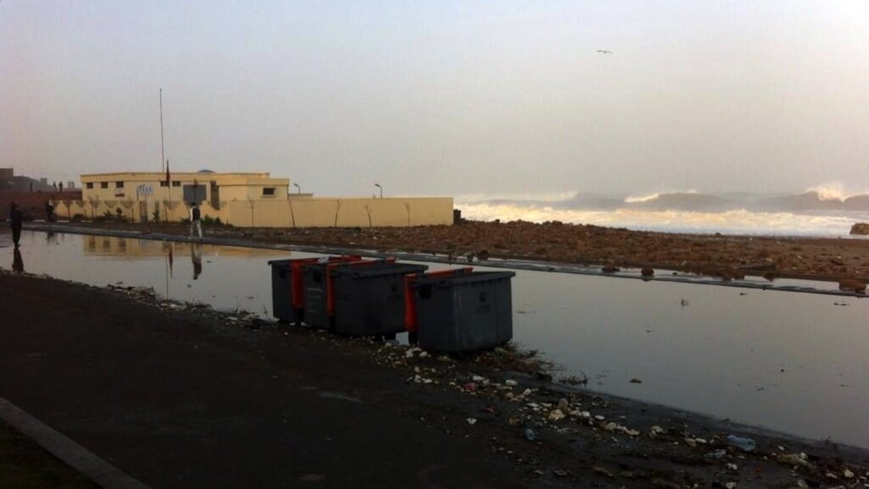 A Rabat, l'avenue Mokhtar Jazoulite est quasi-impraticable à cause des dégâts provoqués par l'orage de la veille.
