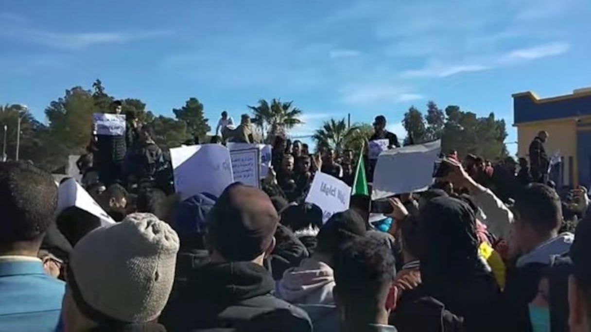 Les habitants de Laghouat, dans le sud de l'Algérie, ont été nombreux à sortir manifester pour dénoncer leurs conditions de vie et l'inertie des autorités, le samedi 30 janvier 2021.
