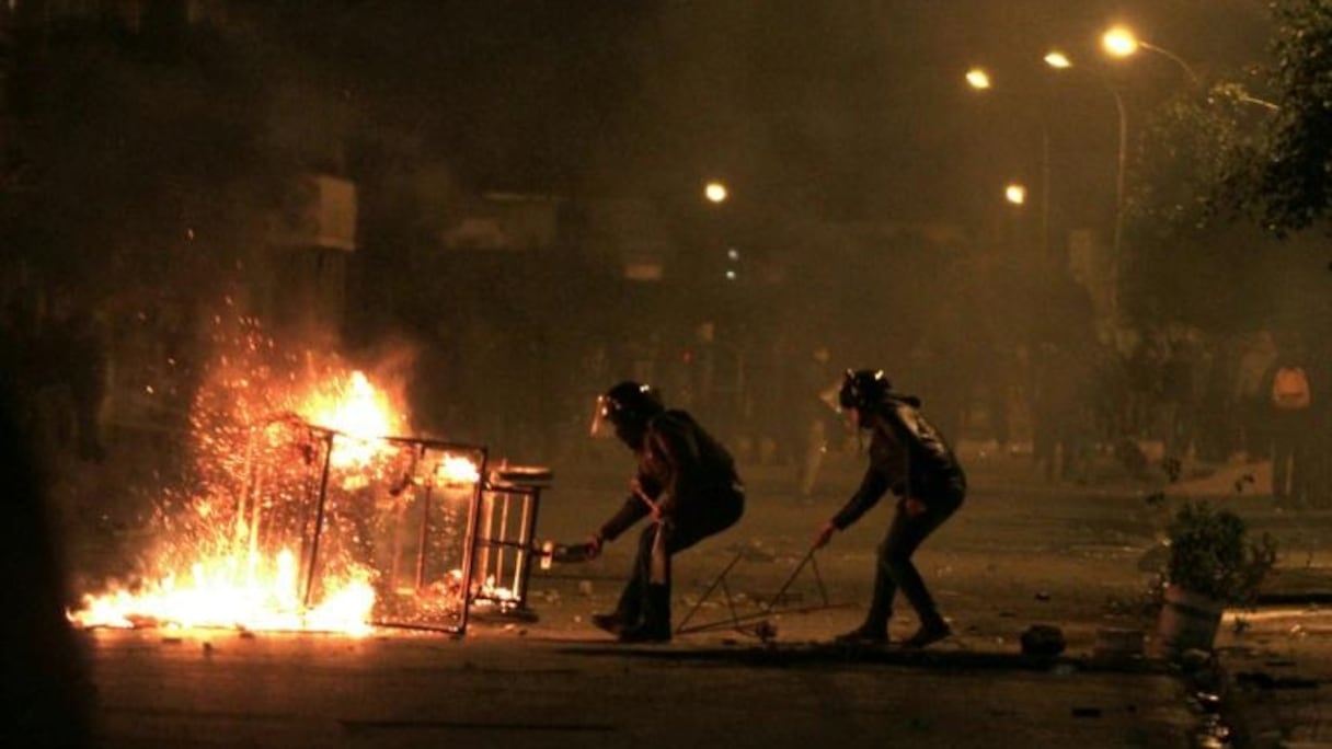 La police tunisienne traque les manifestants à Siliana dans le nord de la Tunisie dans la nuit du 11 au 12 janvier 2018.
