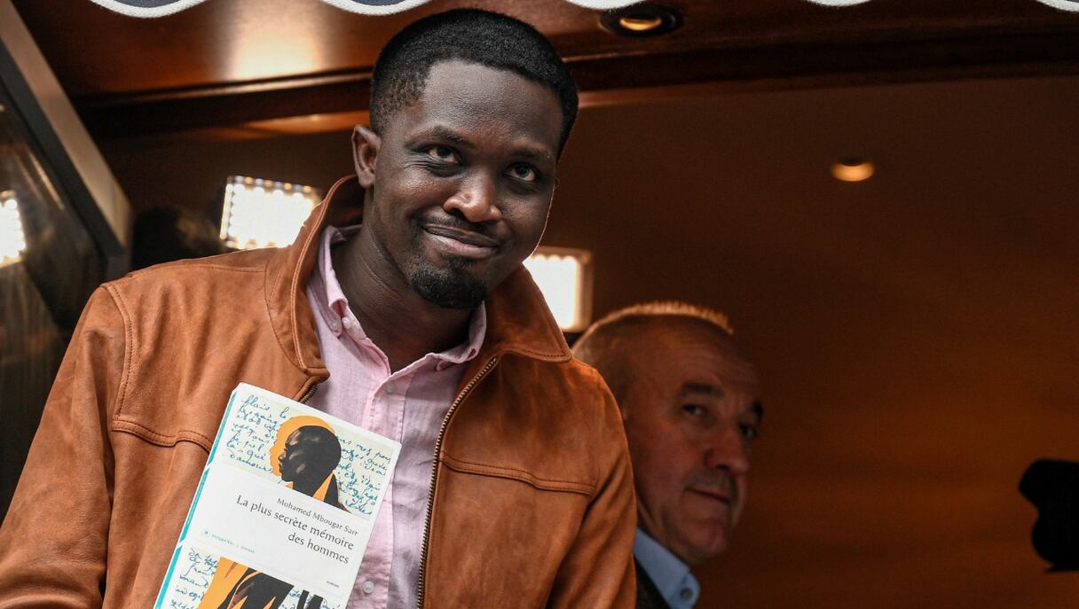 Le sénégalais Mohamed Mbougar Sarr a remporté le prix Goncourt pour son roman "La plus secrète mémoire des hommes", à Paris le 3 novembre 2021.
