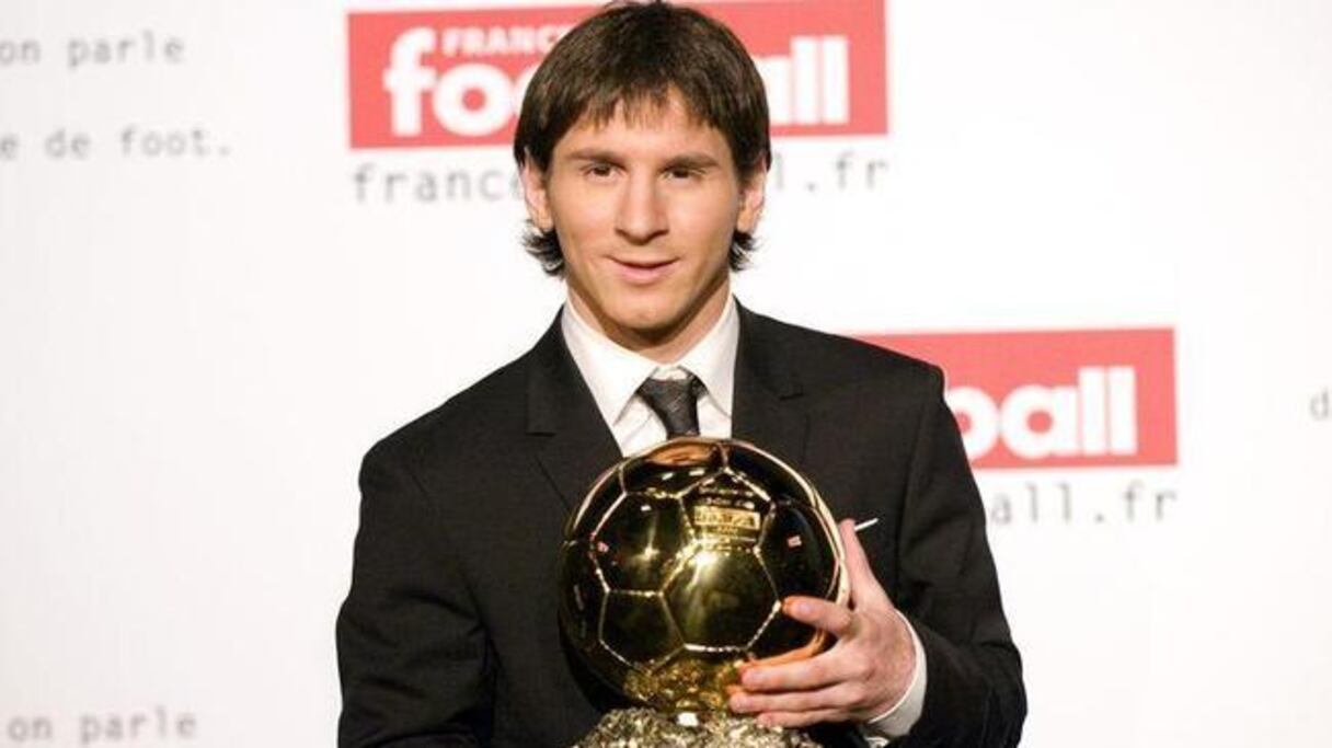 En 2009, l'Argentin remporte son premier Ballon d'Or après une saison exceptionnelle avec le Barça. Cette il n'y avait pas de cérémonie, mais l'Argentin pose quand même devant l'objectif avec un costume des plus classique. 
