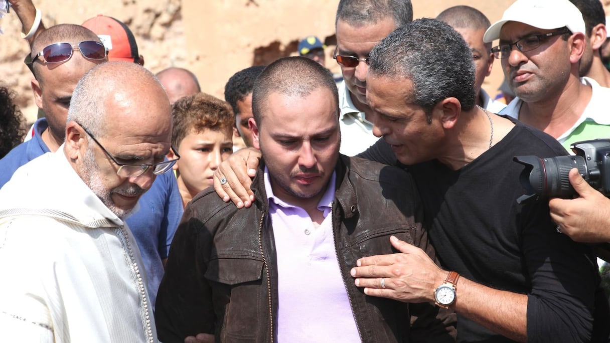 Aziz Bouderbala console le fils du défunt, Youssef Faria
