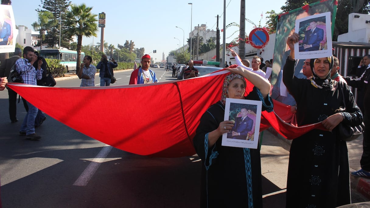 Les manifestants ont brandi des photos du roi Mohammed VI et des drapeaux marocains en appelant à l'intégrité territoriale du pays
