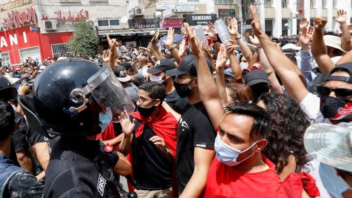 Des manifestants tunisiens contre le parti Ennahdha.
