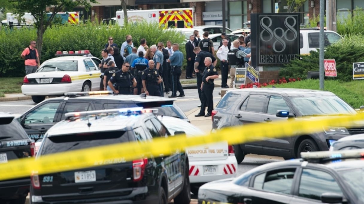 Des policiers devant les locaux du "Capital Gazette" à Annapolis, dans le Maryland, le 28 juin 2018.
