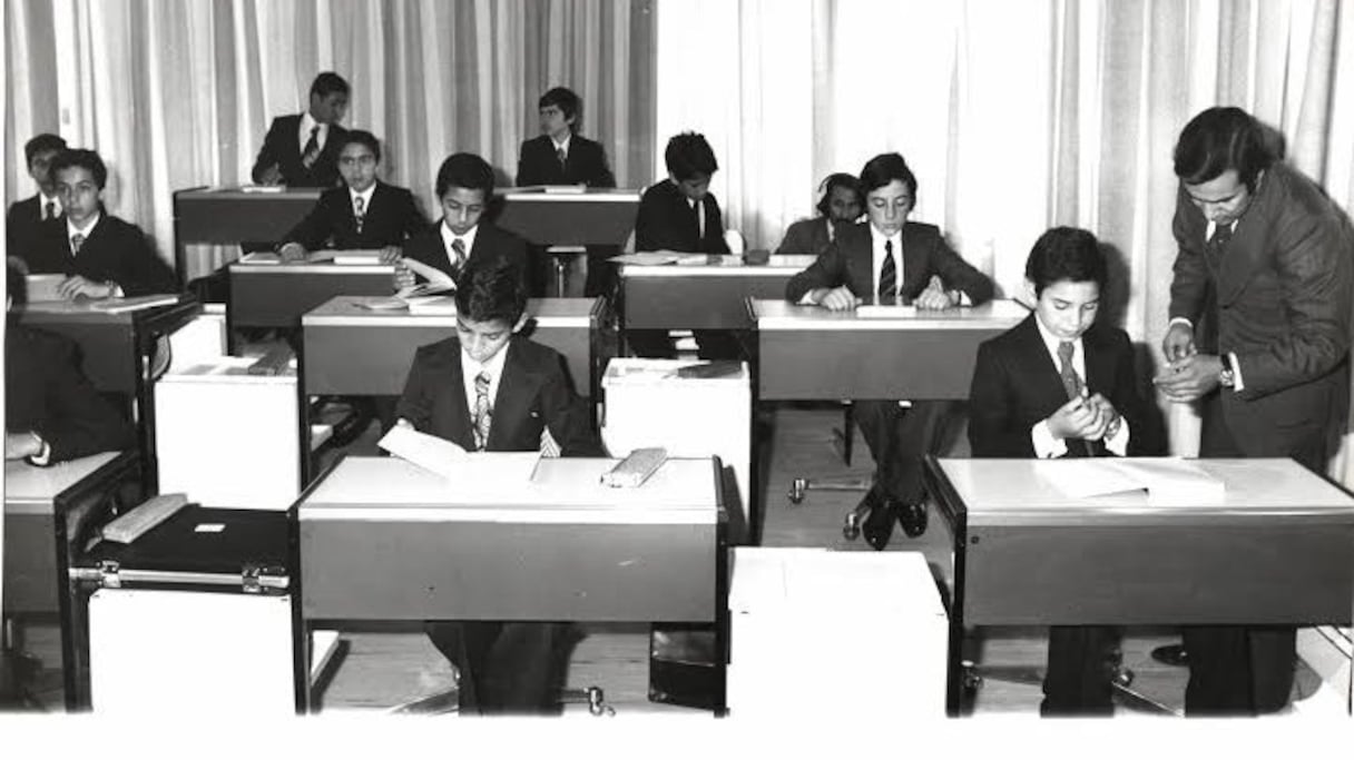 Rachid Bhyer en compagnie du roi Mohammed VI, alors prince héritier, lors d'un cours au Collège royal.
