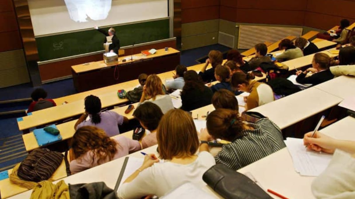 Des étudiants dans un amphitéâtre.
