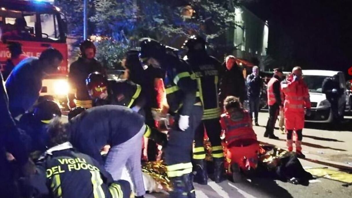 Une photo des pompiers italiens qui interviennent à Corinaldo (Italie) après un mouvement de foule qui a fait six morts le 8 décembre 2018.
