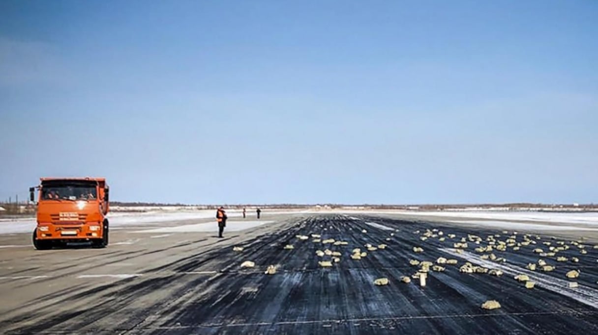 Des dizaines de lingots de métal précieux, à la fois d'or et d'argent, se sont étalés sur la piste.
