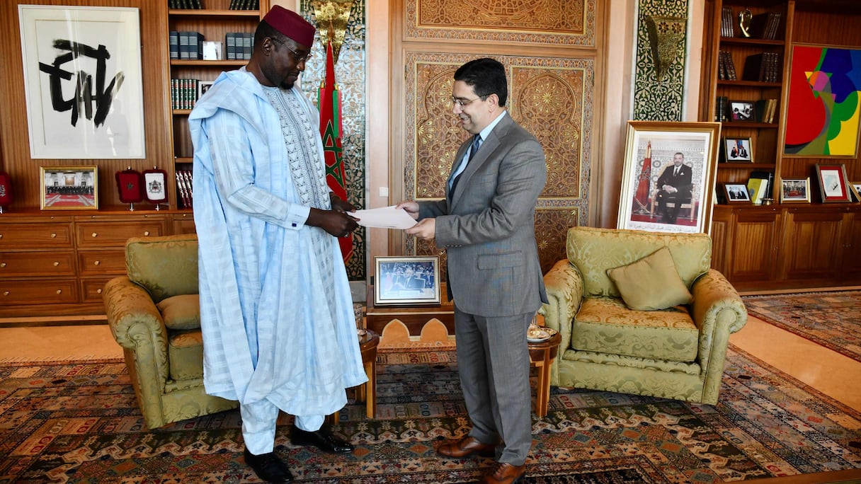 Nasser Bourita, MAE marocain, recevant Ibrahim Yacoubou, ministre d’Etat, ministre de l’Énergie et des énergies renouvelables du Niger, vendredi 4 octobre 2022 à Rabat.
