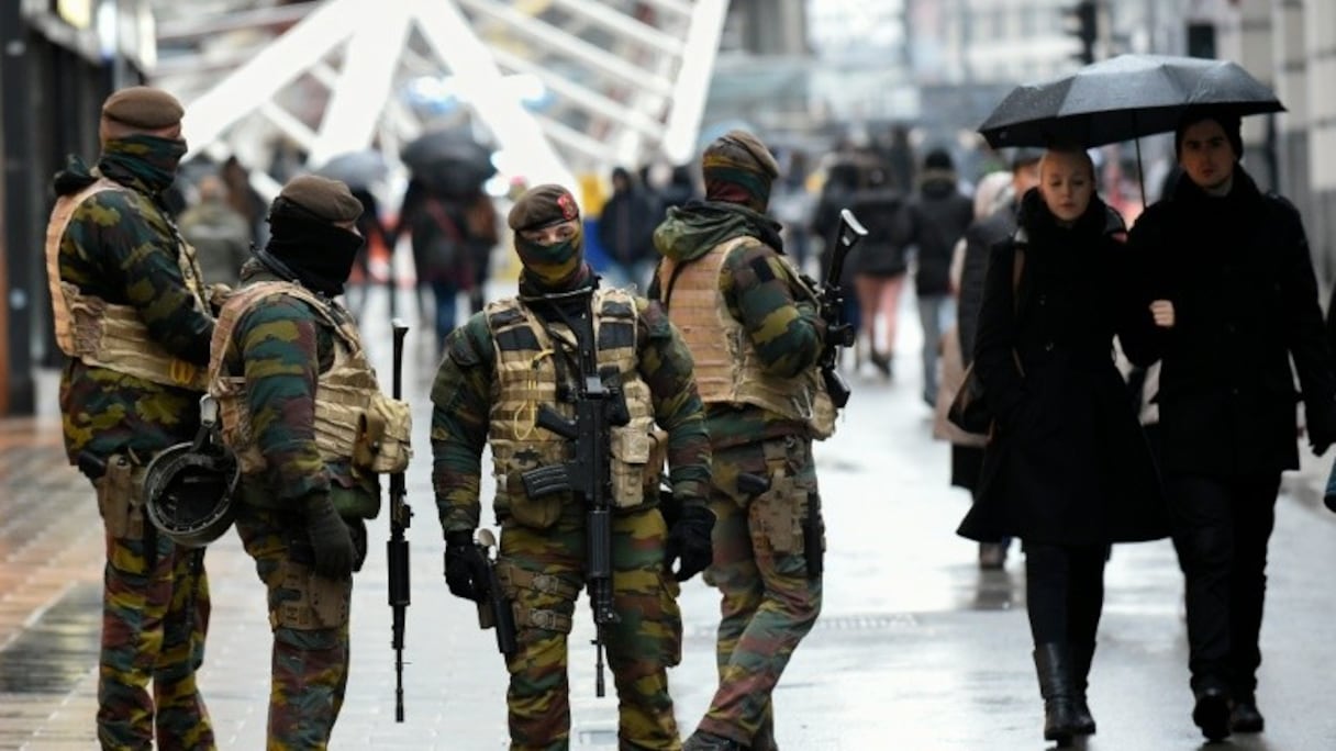 Des soldats patrouillent dans une rue commerçante de Bruxelles le 21 novembre 2015.
