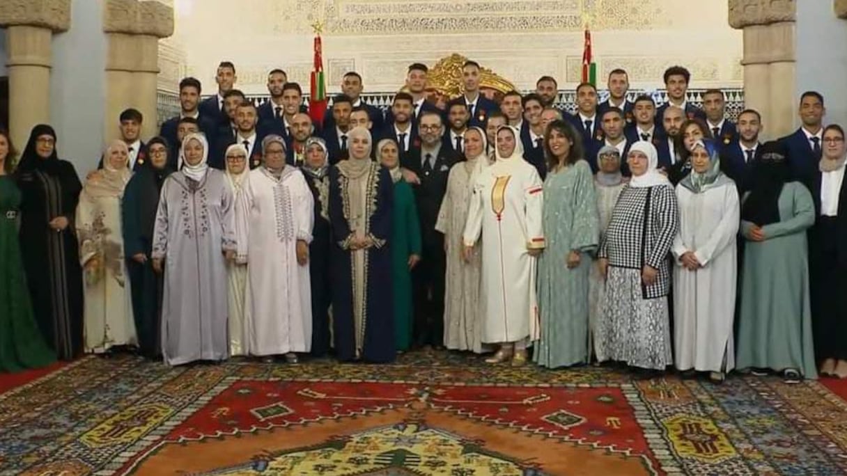 Le roi Mohammed VI, accompagné du prince héritier Moulay El Hassan et du prince Moulay Rachid, a reçu mardi 20 décembre 2022, au Palais royal à Rabat, les membres de l’équipe nationale de football et leurs mères.
