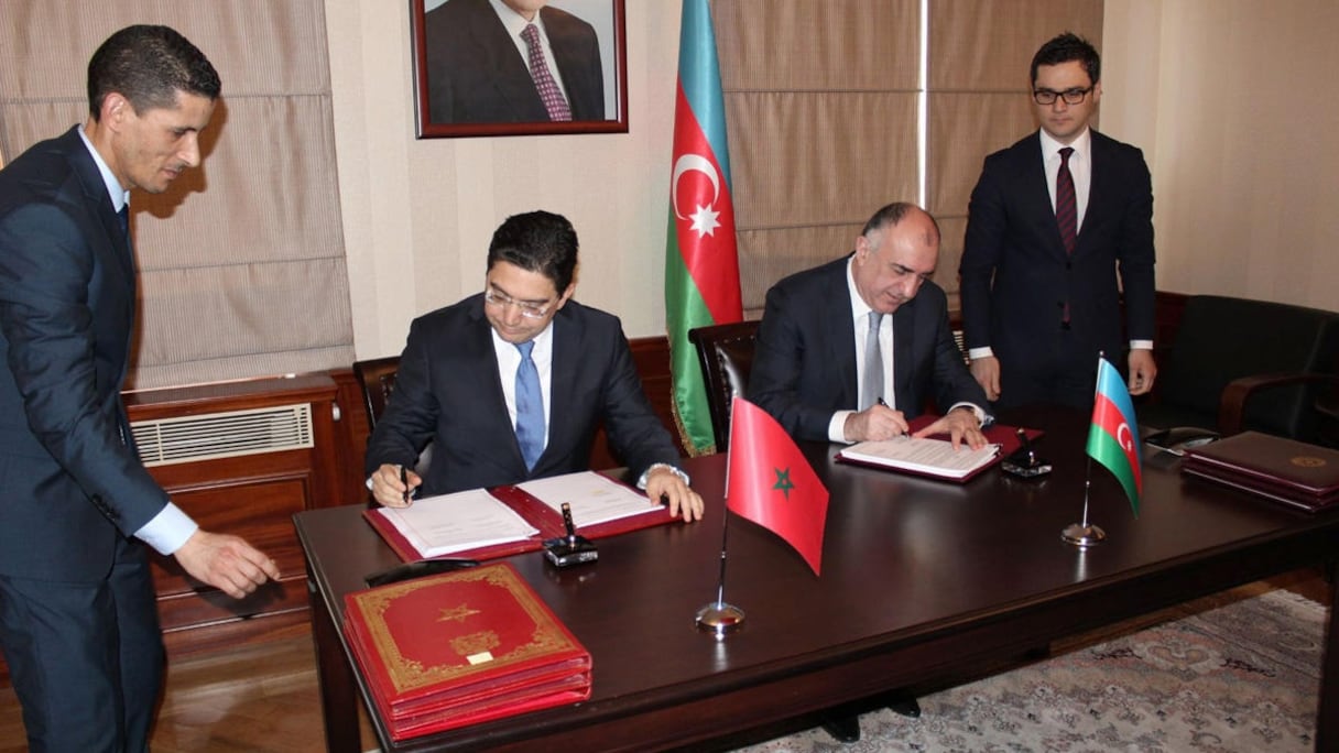 Nasser Bourita et son homologue d'Azerbaïdjan lors de la cérémonie de signature des accords.
