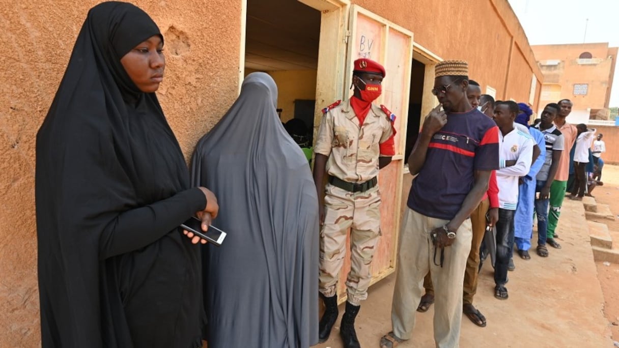 Queue devant un bureau de vote à Niamey, le 27 décembre 2020, lors des présidentielles et législatives. 
