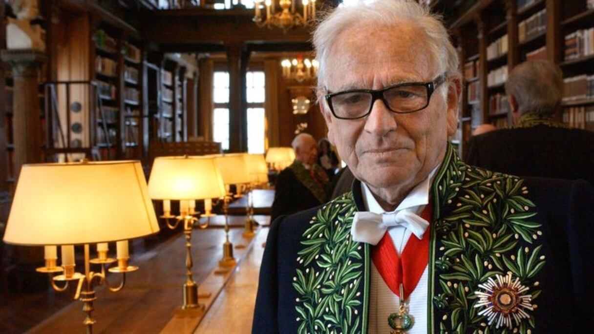 Le couturier Pierre Cardin en tenue d'académicien, en mai 2004 dans la bibliothèque de l'Institut de France.
