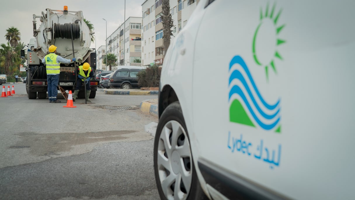 Opération d'hydrocurage dans le quartier de Sidi Bernoussi.
