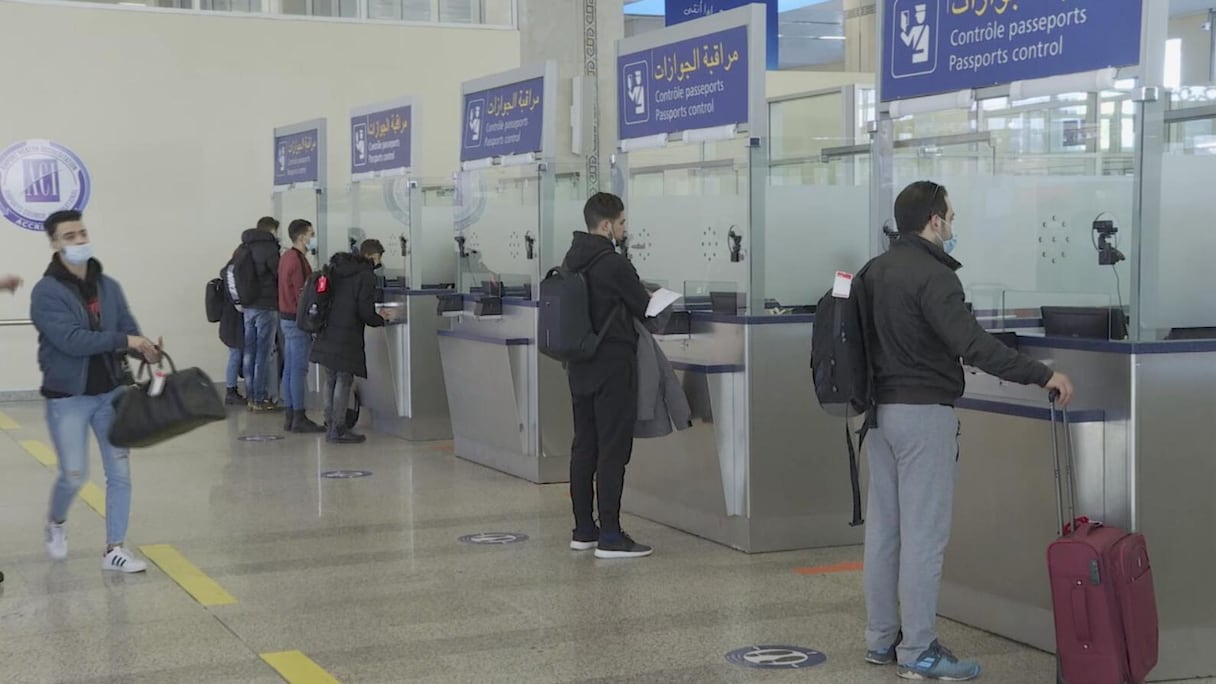 Arrivée d'Ukraine de 99 étudiants marocains, rapatriés suite au déclenchement de la guerre russo-ukrainienne, à l'aéroport international Ibn Battouta, à Tanger, le 15 février 2022.
