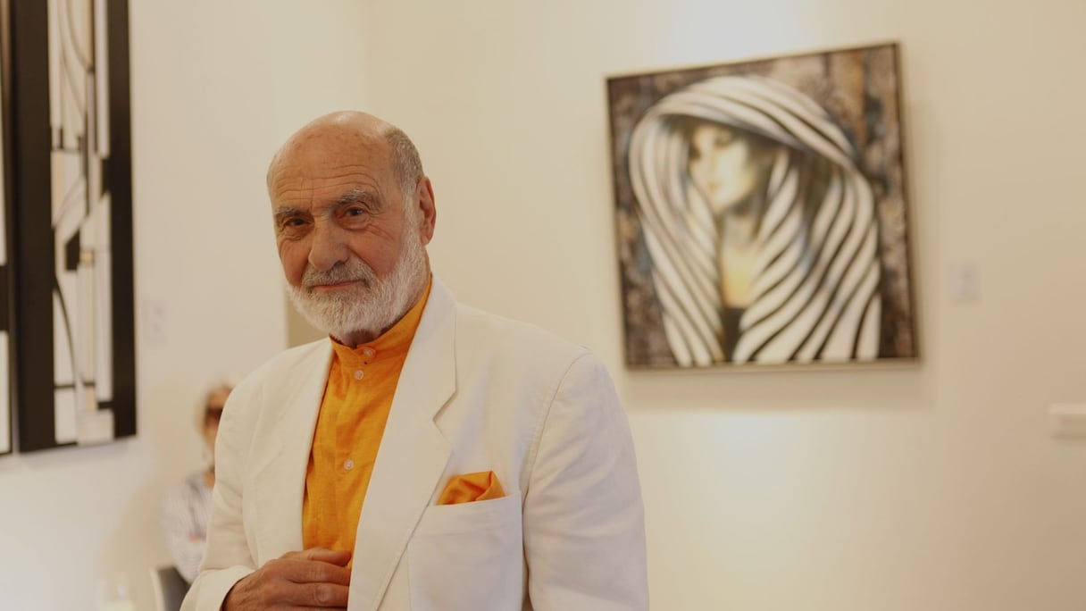 Il se déploie en effet dans ses toiles une harmonie et une sensualité fascinantes, que le tableau mette en scène la beauté de la femme, sublimée, ou l'évoque dans ses courbes, sa force d'être tout-monde qui fait le lien entre les éléments, les choses et les hommes.