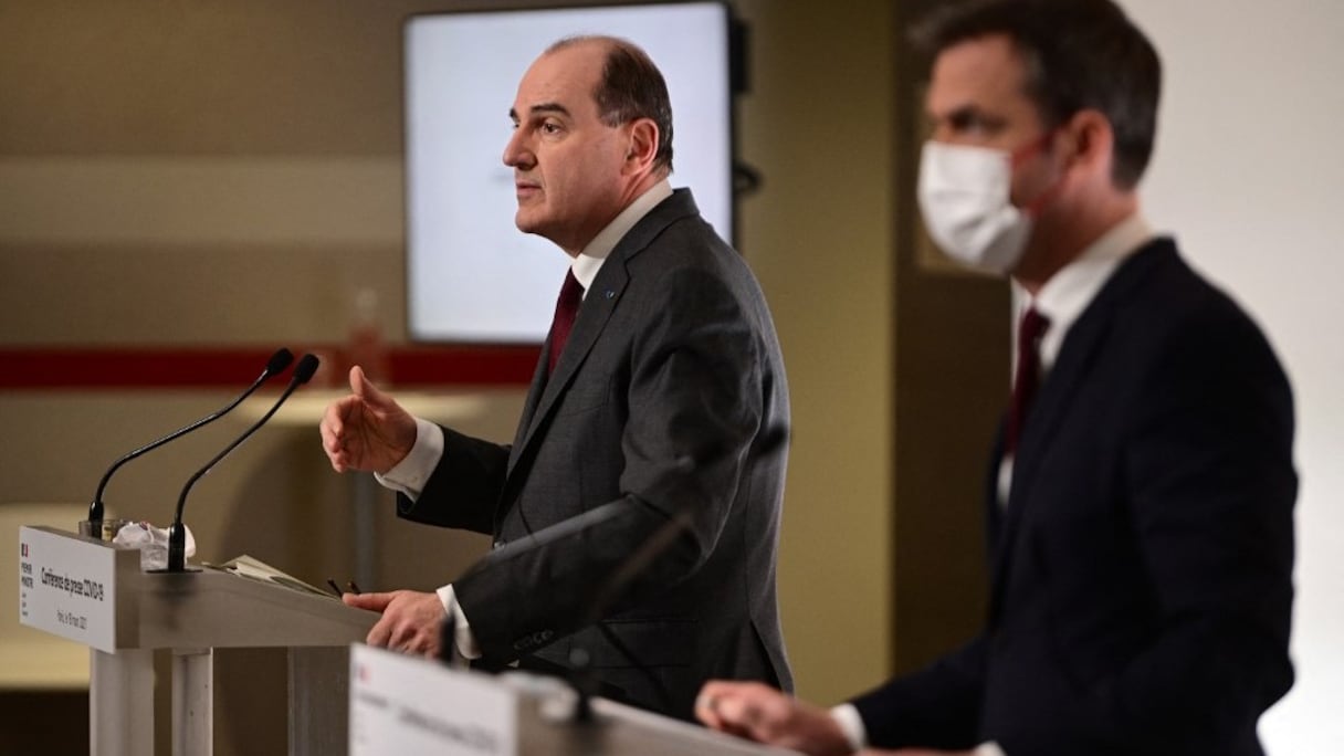 Le Premier ministre français Jean Castex (à gauche) et le ministre français de la Santé Olivier Véran en conférence de presse conjointe à Paris, le 18 mars 2021. 
