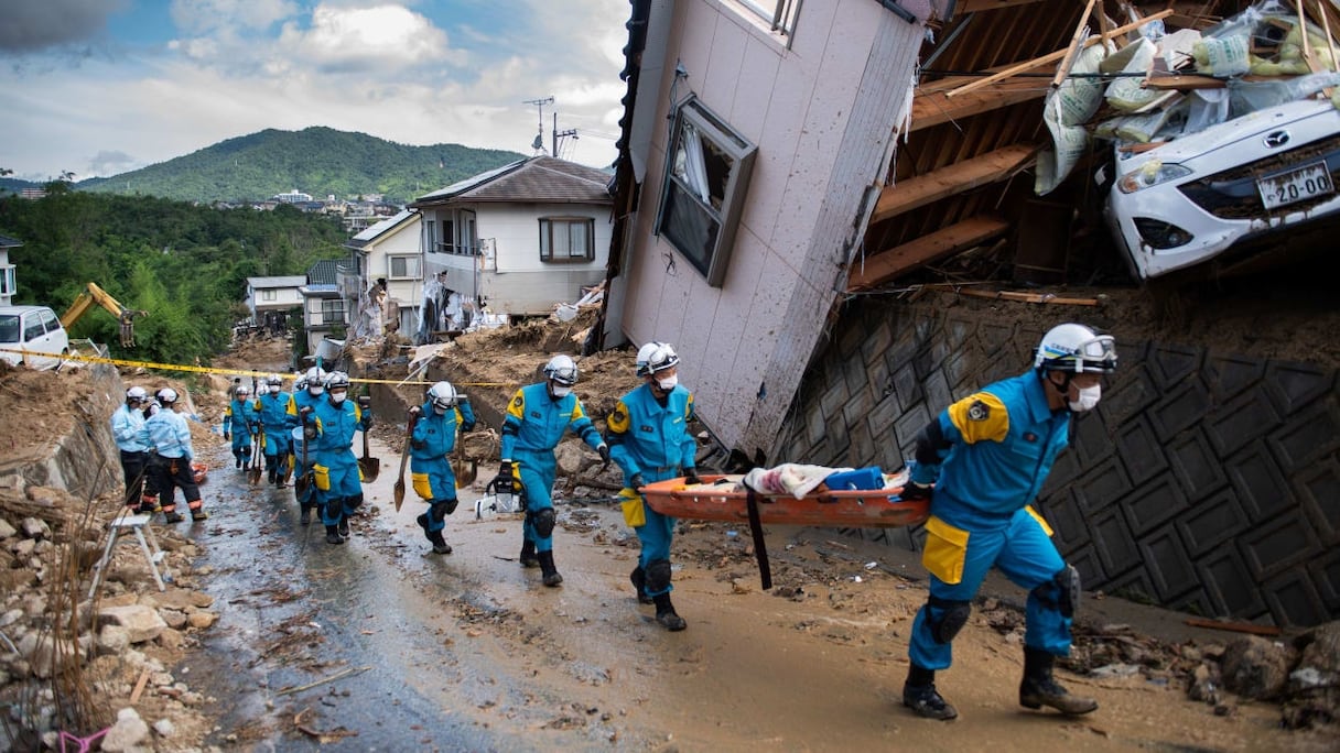 Près de 70% du territoire nippon est constitué de montagnes et de collines. Beaucoup d'habitations sont construites sur des pentes abruptes ou des plaines inondables.
