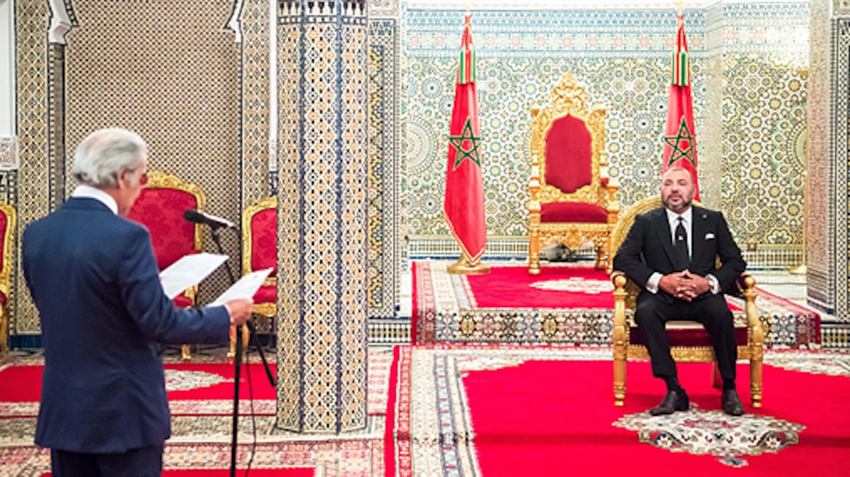 Abdellatif Jouahri, présentant le rapport annuel de Bank Al-Maghrib devant le roi Mohammed VI. (Photo d'archives)
