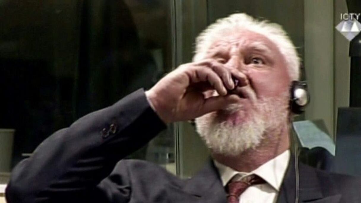 Slobodan Praljak se suicide en avalant du poison en pleine audience du Tribunal pénal international pour l'ex-Yougoslavie, le 29 novembre 2017.
