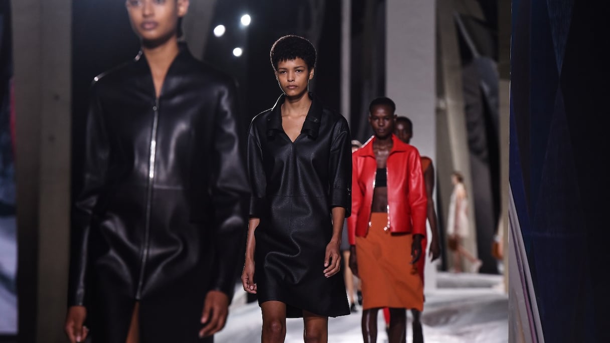 Des mannequins présentent des créations Hermès lors des défilés Femme Printemps-Eté 2021, dans le contexte de la Fashion Week à Paris, le 3 octobre 2020.
