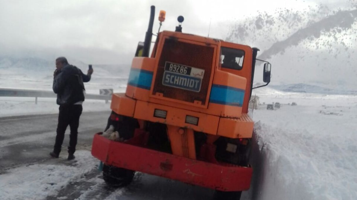 Déneigement, vers Ifrane (Moyen Atlas). Ses grottes naturelles font sa réputation, mais la plus connue est celle de Tizguite (présence humaine au Néolithique). Non loin, à El Hajeb, Azrou, Sefrou, Ain Leuh, quelques grottes étaient habitées au Paléolithique (-50.000 av. J.-C). 
