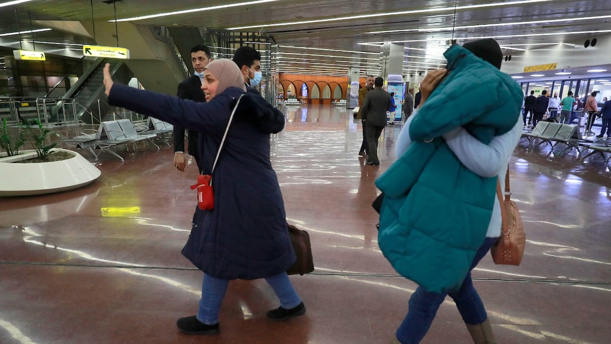 Des Irakiens à l'aéroport de Bagdad après avoir été rapatriés de Minsk, le 18 novembre 2021. Des centaines d'Irakiens sont rentrés chez eux depuis la Biélorussie, où des milliers de migrants campent à la frontière polonaise pour entrer dans l'UE.
