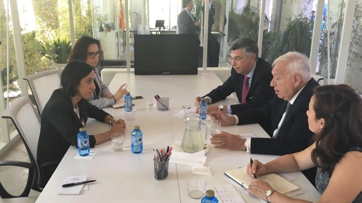 Mbarka Bouaida avec le ministre espagnol des Affaires étrangères.
