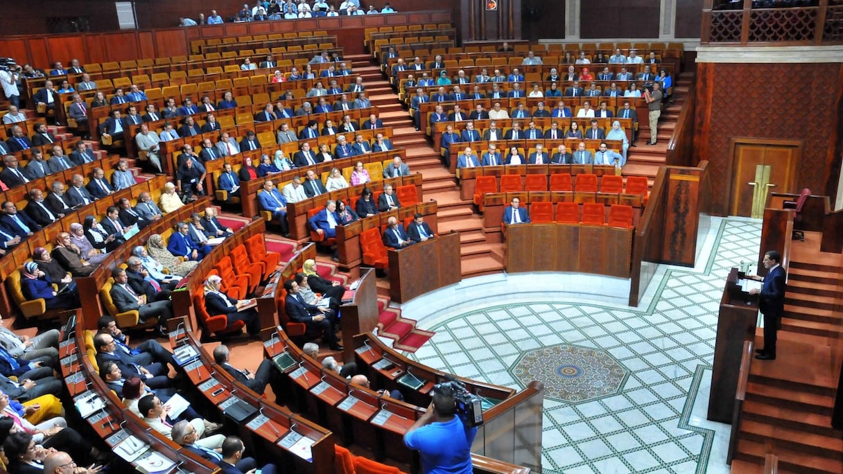 Séance plénière dans l'hémicycle du Parlement du Royaume. 
