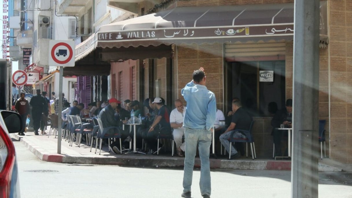 La quiètude chez ces clients d'un café qui n'ont pas dérogé à leurs habitudes.
