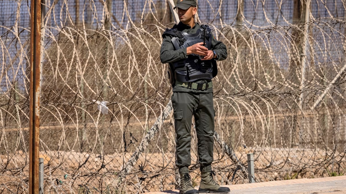 Un élément des Forces auxiliaires monte la garde près de la clôture séparant Nador et Melilia.
