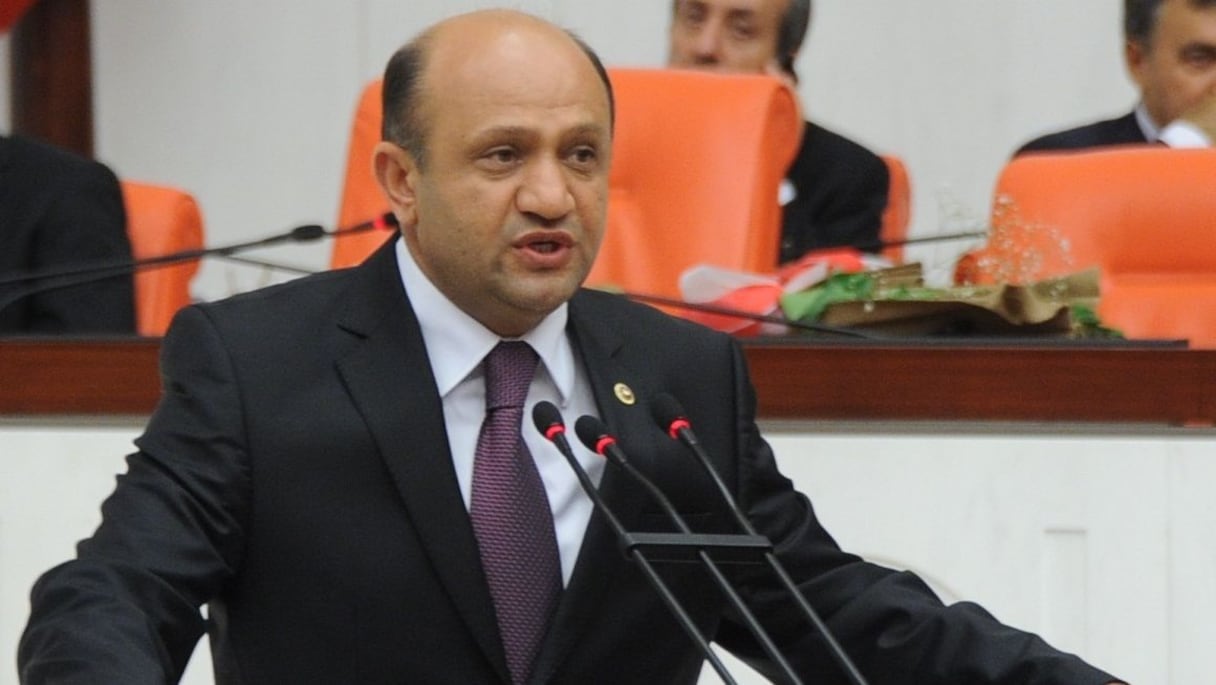 Fikri Isik, ministre turc des Sciences.
