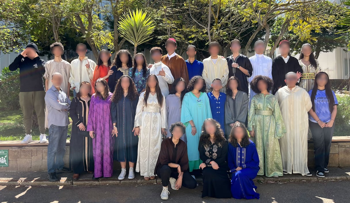 Photo de classe des élèves en tenue traditionnelle marocaine, pour le Year Book du Lycée Descartes de Rabat.