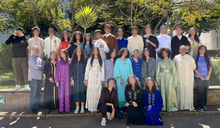 Photo de classe des élèves en tenue traditionnelle marocaine, pour le Year Book du Lycée Descartes de Rabat.