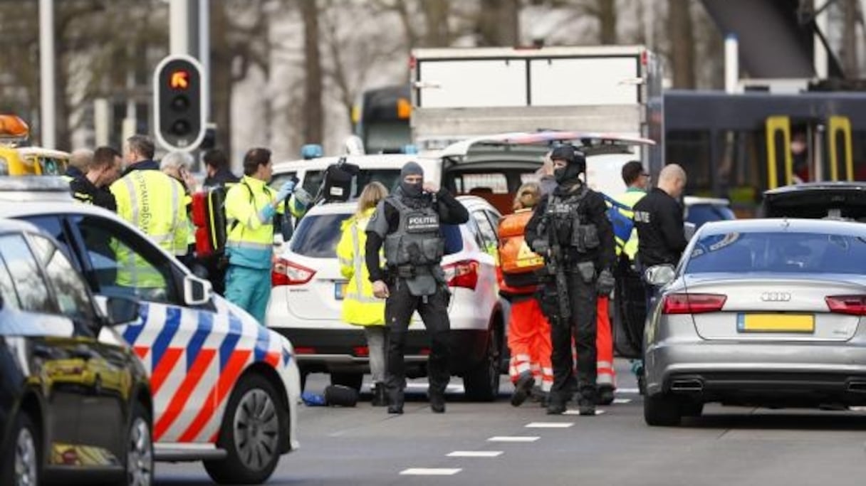 La police encerclant la scène du crime.
