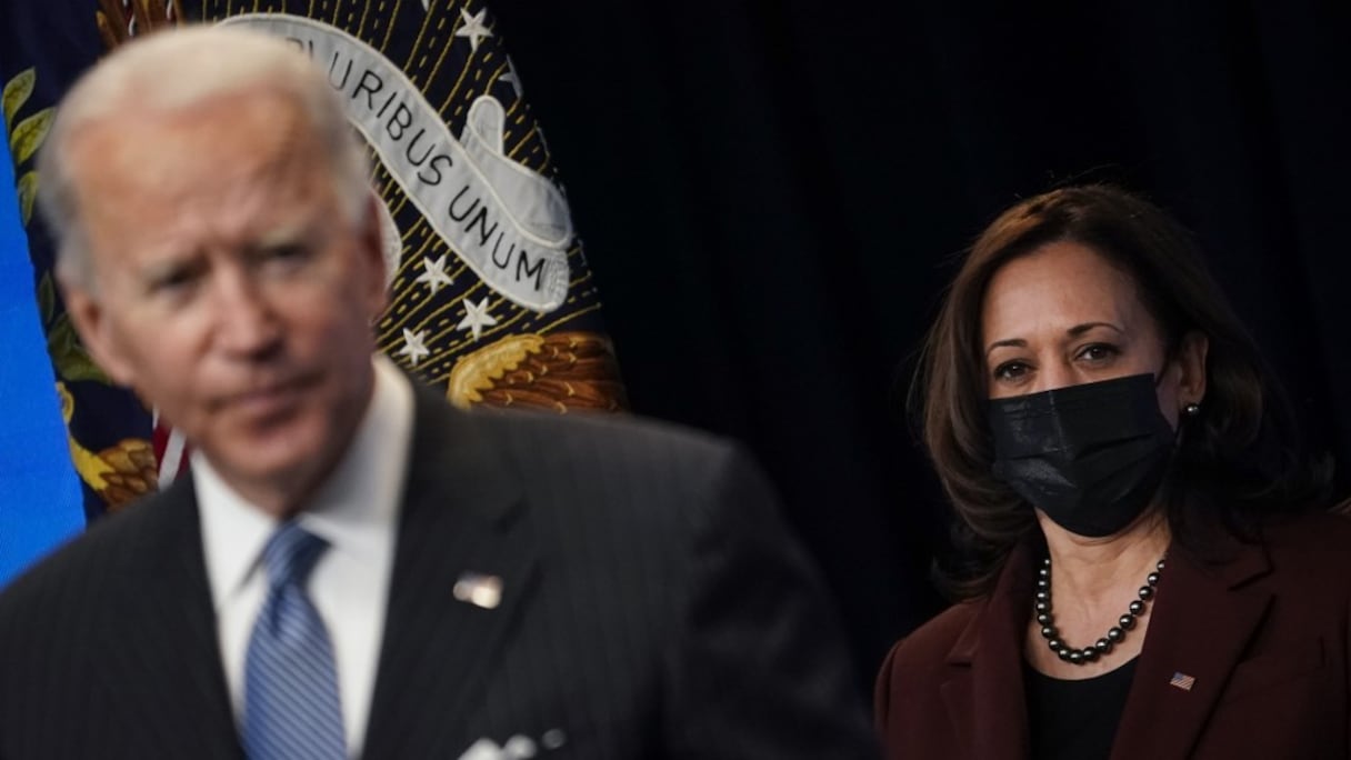 Avec la vice-présidente Kamala Harris juste derrière lui, le président américain Joe Biden prend la parole après la signature d'un décret relatif au "Made in America" à la Maison Blanche, le 25 janvier 2021 à Washington.
