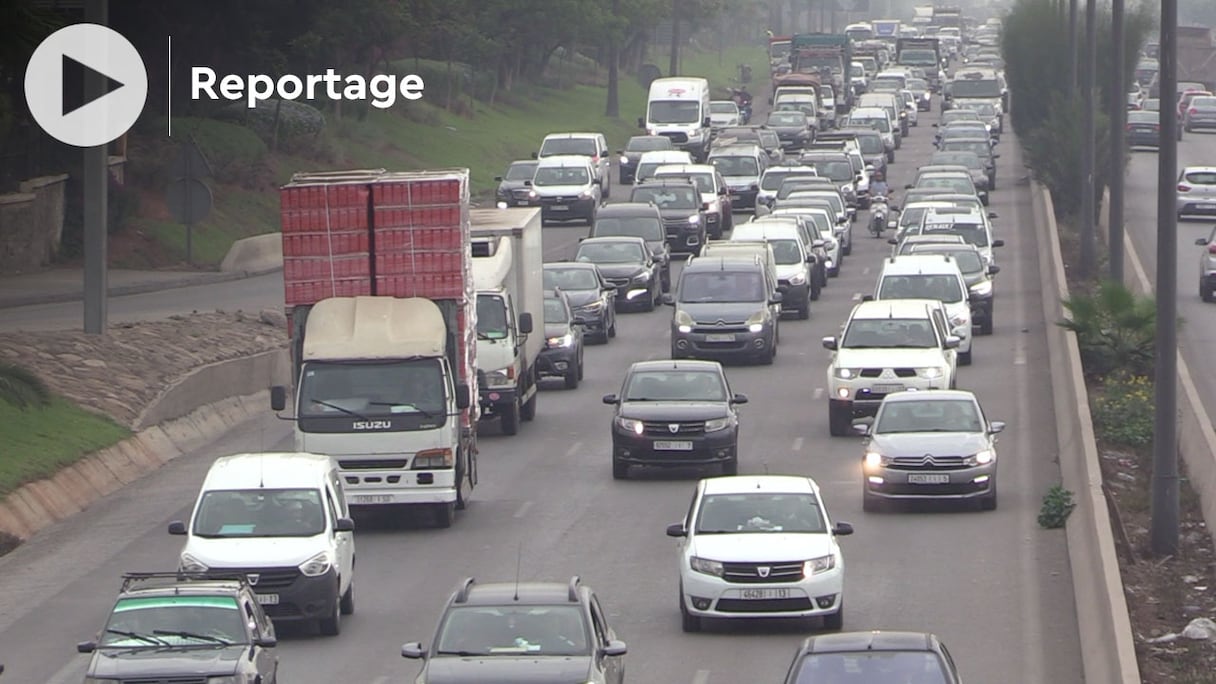 Depuis la rentrée scolaire, Casablanca est le théâtre d'embouteillages sans fin, comme ici sur l'autoroute urbaine, au matin du 13 octobre 2021. 
