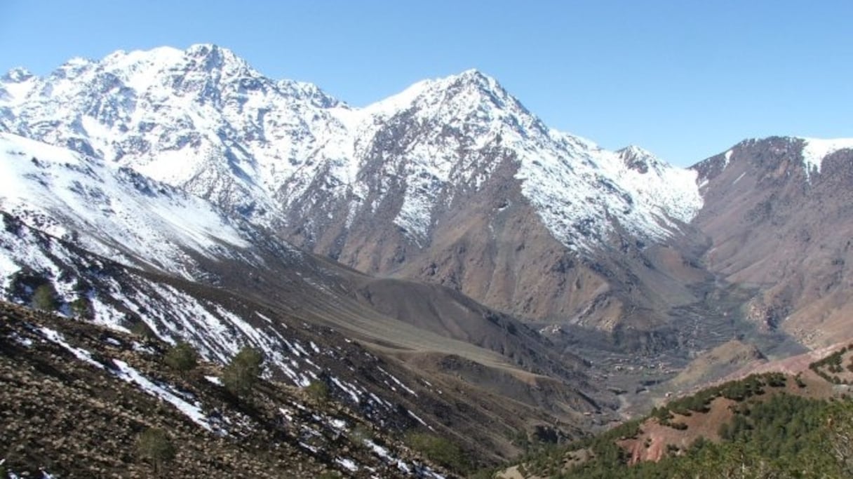 Le massif du Haut Atlas, parfois surnommé "le toit de l'Afrique du Nord", forme une immense barrière d'environ 750 kilomètres de longueur, qui délimite le Maroc saharien du Maroc atlantique et méditerranéen. 
