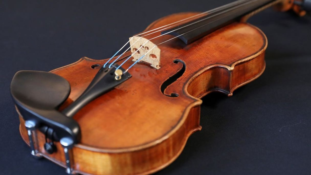 L'un des 600 Stradivarius créées entre le XVIIe et le XVIIIe siècle par le grand maître luthier italien Antonio Giacomo Stradivari.  
