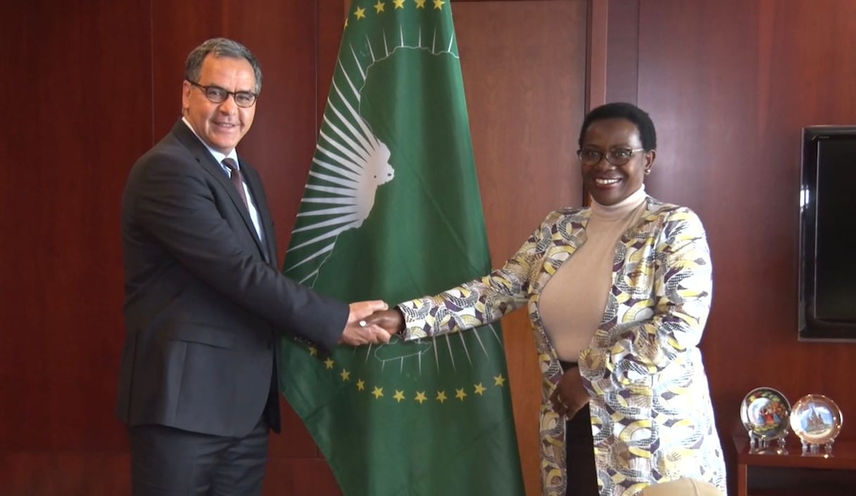 Lors de la rencontre entre l’ambassadeur, représentant permanent du Maroc auprès de l’Union africaine et la CEA-ONU, Mohamed Arrouchi, et la vice-présidente de la Commission de l'UA, Monique Nsanzabaganwa, jeudi 20 avril 2023 à Addis-Abeba.