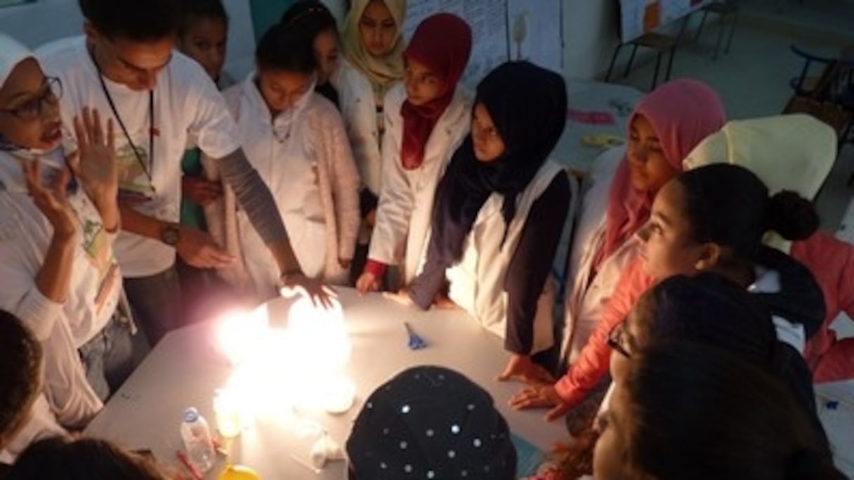 Des adolescents participent à une activité parascolaire, dans les locaux de l'association Les petits débrouillards, qui veut promouvoir la culture scientifique, technique et environnementale, dans le centre-ville de Rabat. 
